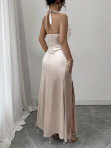 Vestido camisero elegante de color champagne, con tela de satén elástica y abertura lateral de largo maxi - Champán - Ver 2
