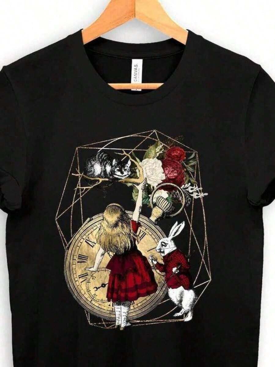 Camisetas de Pascua para Hombre y Mujer 2026, Camiseta Gráfica ALICE EN EL PAÍS DE LAS MARAVILLAS, Regalos Serie Roja, Idea de Regalo, Regalos para Mujer, Camisetas para Mujer, Camiseta Personalizada, Camisetas Gráficas, Conjuntos para Fiesta de Té y Vacaciones de Verano, Blusas para Mujer, Blusas de Verano, Blusas Negras, Ropa de Verano, Blusas de Fiesta, Camisetas Divertidas, Ropa para Hombre, Regalos para Hombre, Ropa para Niñas, Conjuntos para Niños, Conjunto Familiar a Juego, Conjunto a Juego para Mamá e Hija, Camiseta de Moda de Verano, Camiseta de Anime, Tallas S-XXXL, Ropa para Niños, Ropa para Hombre, Blusas para Mujer, Regalo Perfecto para la Vuelta al Cole y el Día de Pascua o el Día de la Madre, Se Puede Combinar con Conjuntos para - Negro - Ver 1
