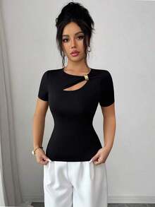 Blusa negra de manga corta con escote asimétrico y decoración metálica hueca, para primavera/verano - Negro - Ver 3