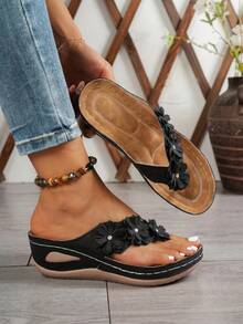 Chanclas para mujer, pantuflas para casa, apliques de remaches de color liso, sandalias cómodas con tacón de cuña y suela gruesa, sandalias casuales de moda para vacaciones de verano en la playa. - Negro - Ver 3