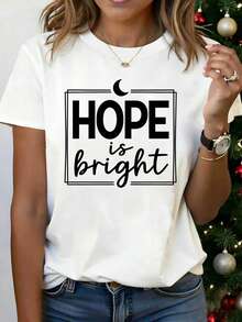Camiseta moderna y minimalista para mujer, con la llamativa palabra "HOPE" combinada con la frase escrita a mano "is bright," decorada con líneas dobles y una luna creciente, presenta un diseño sencillo y fresco que transmite el cálido poder de la esperanza que siempre brilla. Camiseta blanca de manga corta estampada - adecuada para primavera, verano y otoño, estilo casual, diseño moderno, versátil para el uso diario, tela, estilo casual y moderno para el día a día. - Blanco - Ver 7