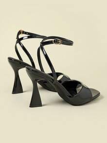 女款 9CM 超高跟細跟涼鞋，帶扣設計，露趾，亮面漆皮，夏季新款夜店風，性感優雅模特兒伸展台造型，紅酒杯鞋跟，百搭洋裝，顯腿長，後扣鏤空設計，2026 春/秋款黑色方頭細跟交叉帶羅馬涼鞋，小碼 33-34，大碼 41-43 - 黑色 - 查看 4