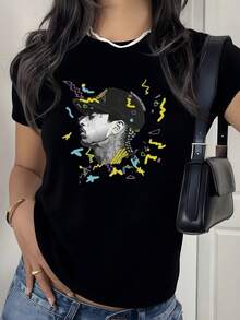Retrato artístico con colores vibrantes que representan la energía y la autoestima femenina con símbolos abstractos de libertad y creatividad camiseta de mujer casual moderna para uso diario - Negro - Ver 8