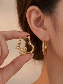 简约时尚创意蝴蝶几何心形耳环,时尚独特的女士不锈钢耳环,适合日常佩戴、节日、情人节、生日、母亲节、感恩节等场合作为礼物。优雅的珠宝礼物,适合女士和女孩,也适合婚礼佩戴。引人注目的金色不锈钢配饰,百搭休闲连衣裙和各种服饰。 - 金色 - 查看 3