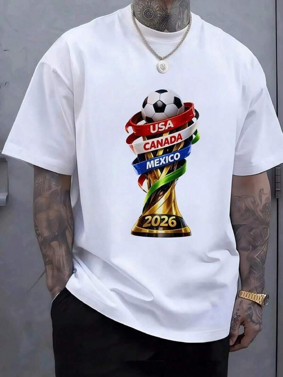 Trofeo futbolístico con balón y cintas tricolores que celebran la unión de USA Canadá y México en el mundial 2026 símbolo de pasión y hermandad deportiva Camiseta de hombre 100% algodón - Negro - Ver 1