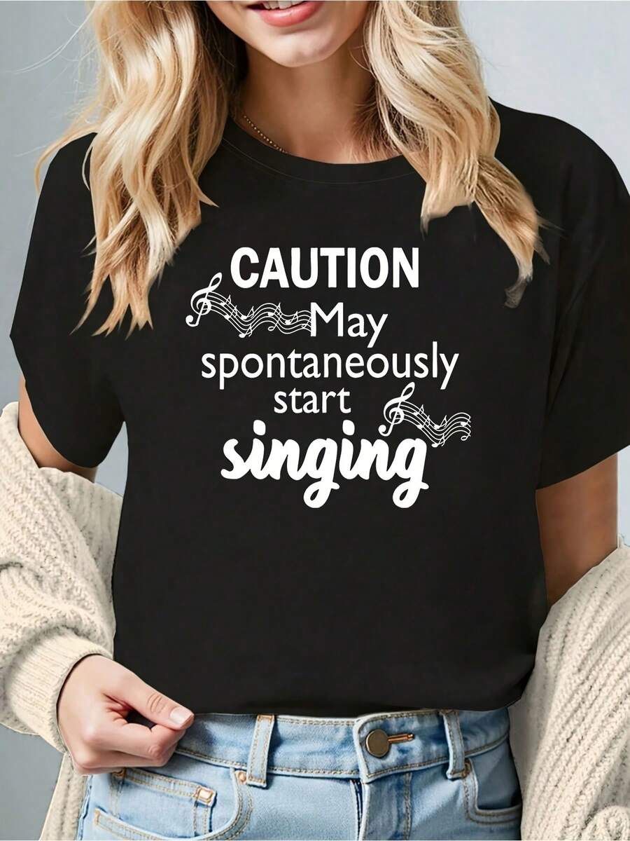 Elegante camiseta de uso diario de talla grande, con el divertido eslogan de advertencia "CUIDADO, puede empezar a cantar espontáneamente" impreso para amantes de la música, camiseta negra de manga corta con cuello redondo y estampado - lavable a máquina, adecuada para primavera, verano y otoño, estilo casual, ajuste cómodo, diseño moderno, versátil para uso diario, tela suave, estilo a la moda, camiseta chic. - Negro - Ver 1