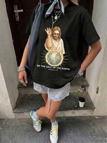 Limited Edition: Women's Christian Graphic T-Shirt "Be Salt Of Earth," Featuring A Playful Design Of Jesus Wearing Sunglasses. This Casual, Loose-Fitting, Short-Sleeved Tee Has An Oversized Retro Crew Neck And Is A Faith-Inspired Tee With A Touch Of Humor. Perfect For Everyday Wear, Church, Casual Outings, Weekend Gatherings, Or As A Gift For Christian Believers. Made From Lightweight Cotton. - 黑色 - 查看 1