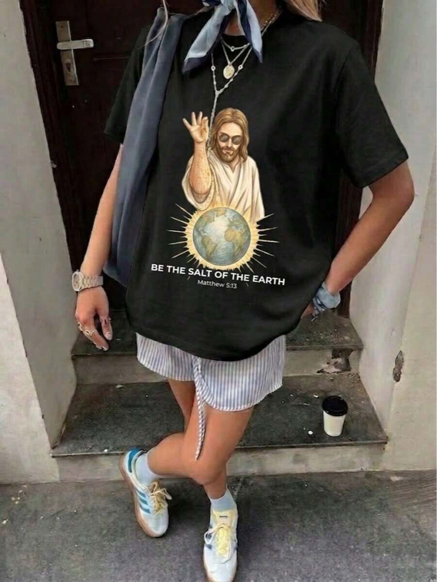 Limited Edition: Women's Christian Graphic T-Shirt "Be Salt Of Earth," Featuring A Playful Design Of Jesus Wearing Sunglasses. This Casual, Loose-Fitting, Short-Sleeved Tee Has An Oversized Retro Crew Neck And Is A Faith-Inspired Tee With A Touch Of Humor. Perfect For Everyday Wear, Church, Casual Outings, Weekend Gatherings, Or As A Gift For Christian Believers. Made From Lightweight Cotton. - 黑色 - 查看 1