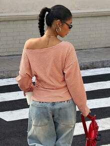 Camiseta ajustada con hombro asimétrico a rayas para mujeres, ideal para vacaciones de verano - Rojo - Ver 3