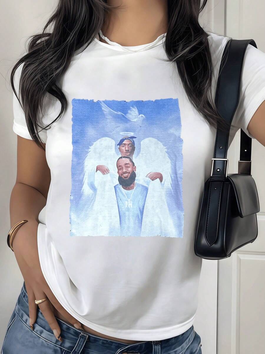 Ángel con alas extendidas y una paloma blanca simbolizando paz esperanza y espiritualidad sobre un fondo celeste suave camiseta de mujer casual moderna cómoda para uso diario - Blanco - Ver 1