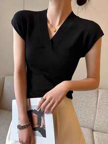 Blusa de mujer Camiseta de punto de manga corta con escote en V para mujer, nueva colección de verano, ajustada, delgada, ligera y de moda, versátil para combinar - Negro - Ver 3