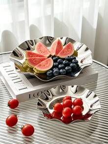 1 pieza Plato de frutas de acero inoxidable de lujo con borde ondulado, bandeja de metal de estilo nórdico asimétrico, plato para aperitivos y frutas para la sala de estar, bandeja de acero inoxidable con efecto espejo de , diseño de borde ondulado asimétrico, plato de frutas para el hogar, plato de postre, plato de frutas de metal de alta gama con borde ondulado, diseño de gran capacidad, almacenamiento de aperitivos, frutas y postres en la mesa de café - Plateado - Ver 4
