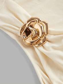 Women's Asymmetrical Off-The-Shoulder Blouse With 3D Flower Embellishments And A Metal Bow, In Brown, Perfect For Weddings, Parties, And Evening Events. Elegant, Made Of Soft, Stretchy Fabric, Solid Color, And Fitted. Minimalist And Stylish, Ideal For Formal Wear, Wedding Guest Attire, And Chic Party Looks. - 杏 - 查看 6