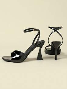 女款 9CM 超高跟細跟涼鞋，帶扣設計，露趾，亮面漆皮，夏季新款夜店風，性感優雅模特兒伸展台造型，紅酒杯鞋跟，百搭洋裝，顯腿長，後扣鏤空設計，2026 春/秋款黑色方頭細跟交叉帶羅馬涼鞋，小碼 33-34，大碼 41-43 - 黑色 - 查看 2