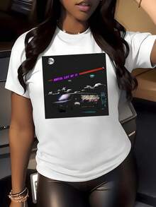 Paisaje nocturno con coche retro bajo la luna evocando un viaje misterioso entre luces de neón y velocidad futurista camiseta de mujer moderna y casual ideal para look urbano - Blanco - Ver 1