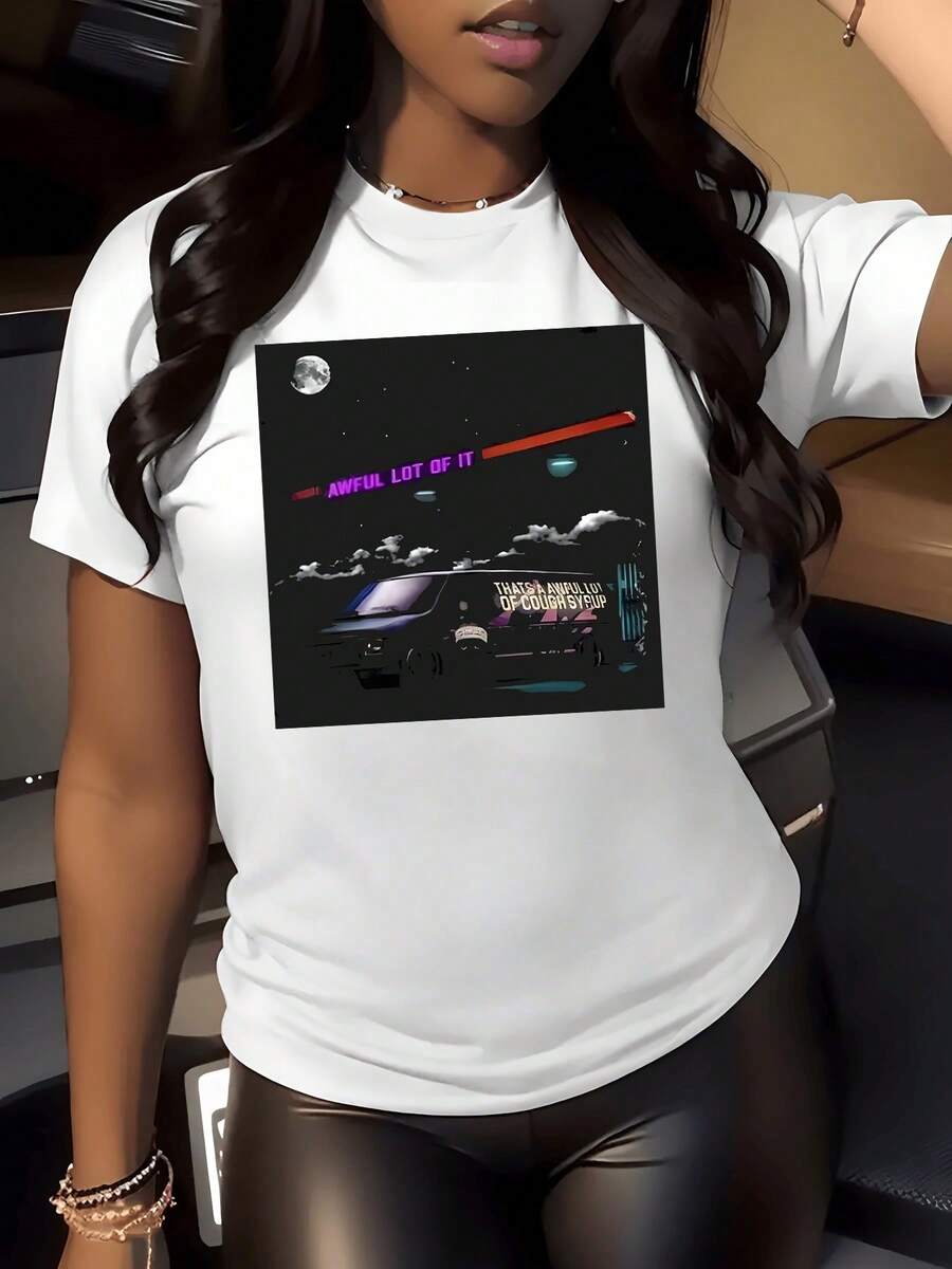 Paisaje nocturno con coche retro bajo la luna evocando un viaje misterioso entre luces de neón y velocidad futurista camiseta de mujer moderna y casual ideal para look urbano - Blanco - Ver 1