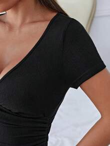 Camiseta ajustada de manga corta con cuello en V y fruncido de unicolor - Negro - Ver 4