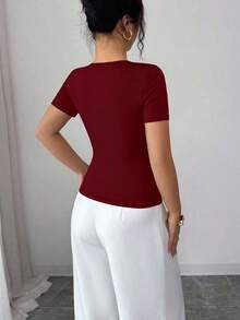 Blusa negra de manga corta con escote asimétrico y decoración metálica hueca, para primavera/verano - Burdeos - Ver 2