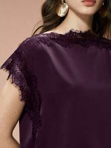 Blusa de mujer , de tela de piqué con lunares en blanco y negro, con empalme de encaje de unicolor y bajo asimétrico, elegante para citas y atuendos de verano - Morado - Ver 2