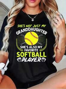 Elegante Camiseta Diaria para Mujer "Ella no es solo mi nieta; también es mi jugadora de softball favorita" - Camiseta con diseño de softball y corazón, de cuello redondo y manga corta, casual, adecuada para todas las estaciones, ideal para madres y entrenadores, disponible en negro/gris/blanco/rojo oscuro. Camiseta Chic Fashion. - Negro - Ver 6