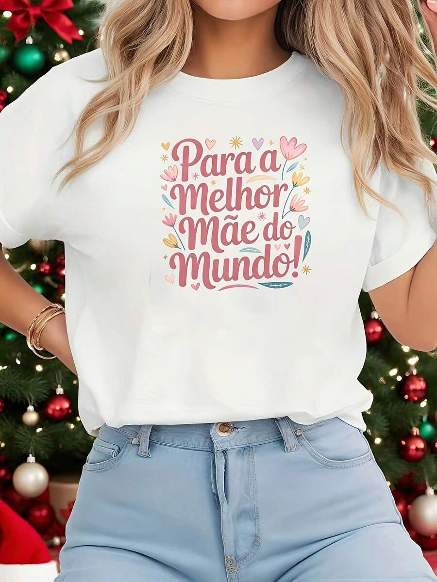 Camiseta moderna y minimalista para mujer, con un suave estampado floral en rosa polvoriento que muestra la frase "A la mejor mamá del mundo" en portugués, rodeada de flores, corazones y estrellas en colores macaron. El estilo es dulce y reconfortante, lleno de elogios sinceros para las madres. Camiseta blanca de manga corta estampada, estilo casual, diseño moderno, versátil para el uso diario, tela, estilo casual y moderno para el día a día. - Blanco - Ver 1