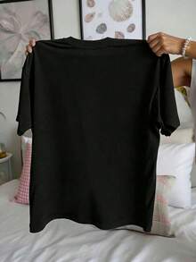 Camiseta negra elegante de manga corta y cuello redondo para mujer con impresión gráfica de luna impresionante, top casual de hombros caídos con tela de elasticidad media. ZVAN - Negro - Ver 3
