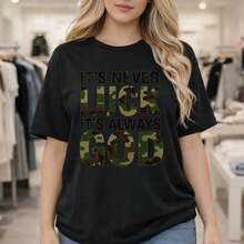 Camiseta de algodón de talla grande para mujer, con estampado de camuflaje "Nunca es suerte, siempre es Dios", corte holgado, manga corta, tallas M-5XL, uso diario casual, tela suave y transpirable, camisetas gráficas de moda para mujer, ropa de talla grande, 100% algodón. - Negro - Ver 7