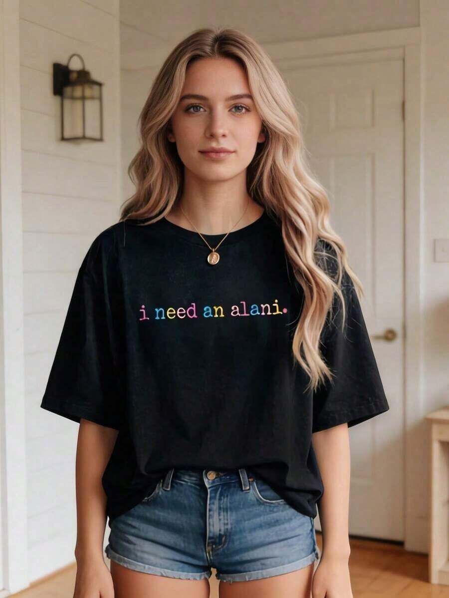 Playera minimalista moderna. Necesito una camiseta de Alanii con temática de bebidas de verano, que presenta un diseño holgado de cuello redondo y manga corta, disponible en estilos unisex, con un estilo streetwear hip-hop, adecuada para ropa de gimnasio, atuendos para conciertos, ropa familiar y infantil, y como regalo de Año Nuevo 2026. - Negro - Ver 1