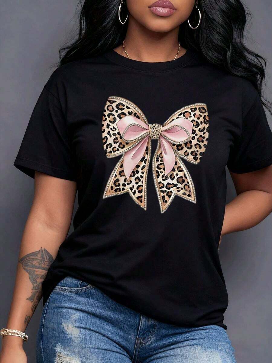 Un glamuroso lazo con estampado de leopardo y elegantes cintas rosas adornado con brillos refleja audacia sofisticación y feminidad una declaración de moda que celebra tu confianza y presencia única en cada momento Camiseta de mujer -Vintage Street Style Unisex Loose Cotton Short Sleeve Crew Neck-Shirt - Negro - Ver 1