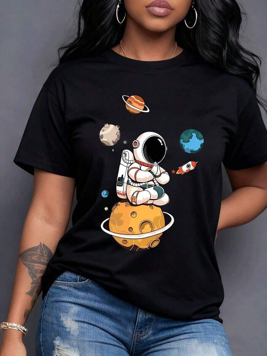 Astronauta meditando en el espacio sobre un planeta rocoso representando la paz cósmica la exploración interior la serenidad universal y la aventura intergaláctica una fusión de calma y descubrimiento Camiseta de mujer% algodón-Vintage Street Style Unisex Loose Cotton Short Sleeve Crew Neck-Shirt - Negro - Ver 1