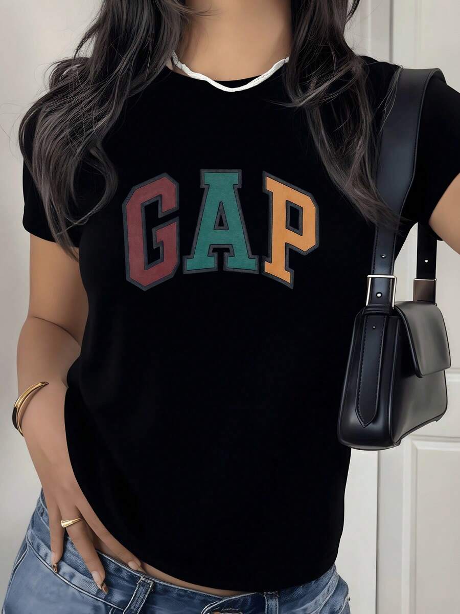 Large, Multicolored Lettering On The Chest Conveys Energy And A Youthful Attitude, Symbolizing The Modern Confidence Of The Urban Woman. A Comfortable And Versatile Casual Women's T-Shirt For Everyday Wear. - 黑色 - 查看 1