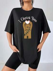 Gráfico divertido de personaje peludo levantando un corazón blanco y rosa con mensaje romántico que simboliza cariño y humor para parejas camiseta de mujer  casual cómoda para uso diario - Negro - Ver 1