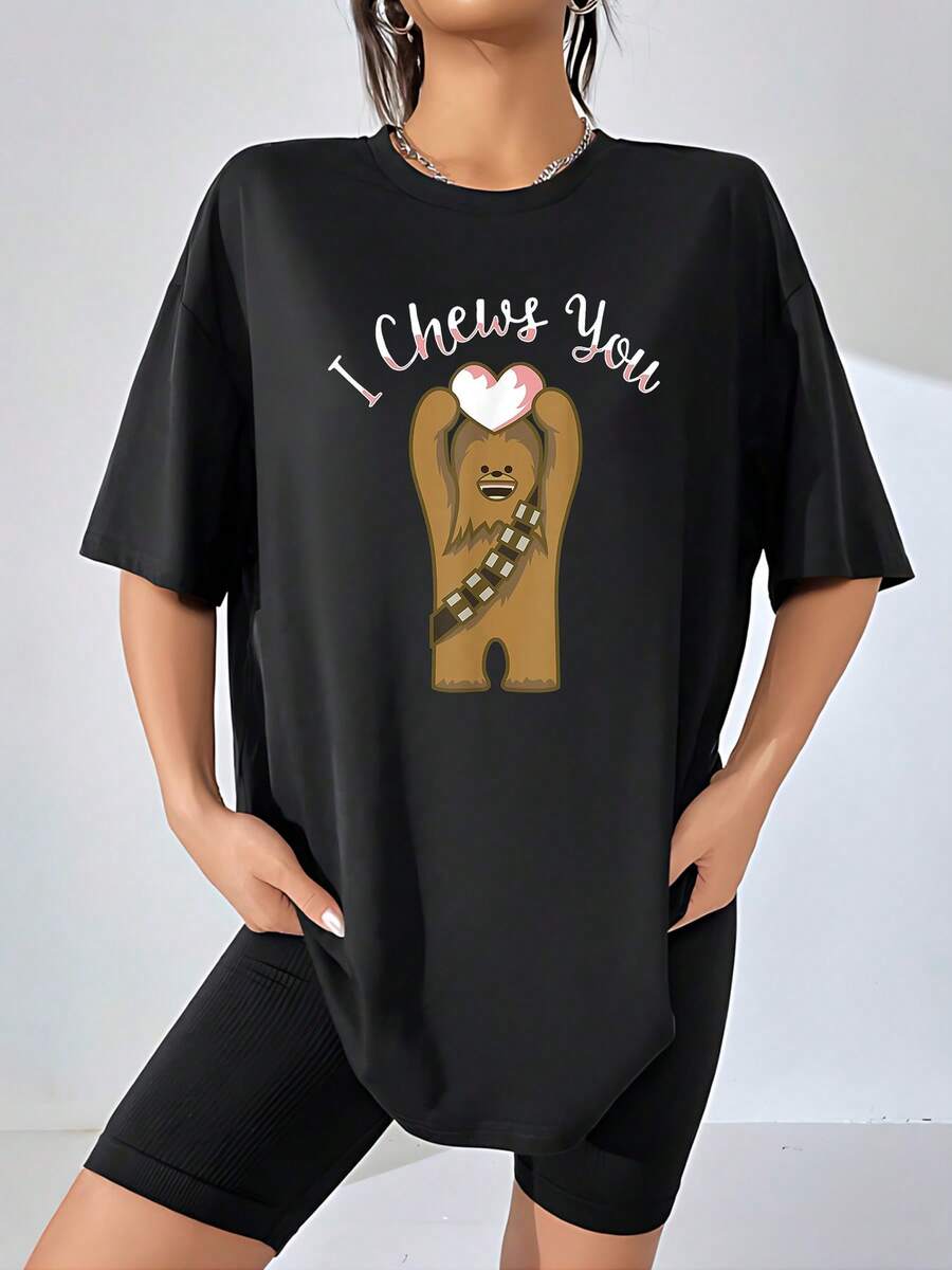 Gráfico divertido de personaje peludo levantando un corazón blanco y rosa con mensaje romántico que simboliza cariño y humor para parejas camiseta de mujer casual cómoda para uso diario - Negro - Ver 1