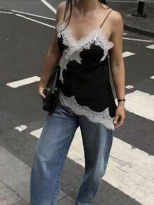 Camiseta de tirantes de mujer con parches de encaje y bajo asimétrico, versátil para citas y fiestas, de verano - En blanco y negro - Ver 1