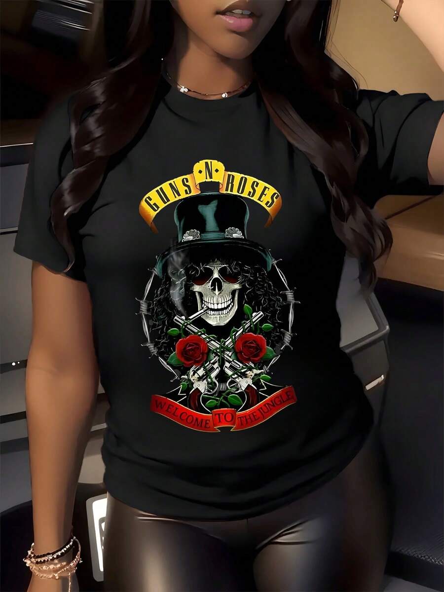 Red Roses Intertwined With Pistols And Green Leaves Symbolize The Strength Of Love And Rebellion With Vibrant Details. This Modern And Bold Women's T-Shirt Is Perfect For An Urban Look. - 黑色 - 查看 1