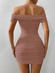 Vestido ajustado para mujer con hombros abiertos, manga corta y adornos con cuentas - Púrpura polvoriento - Ver 2