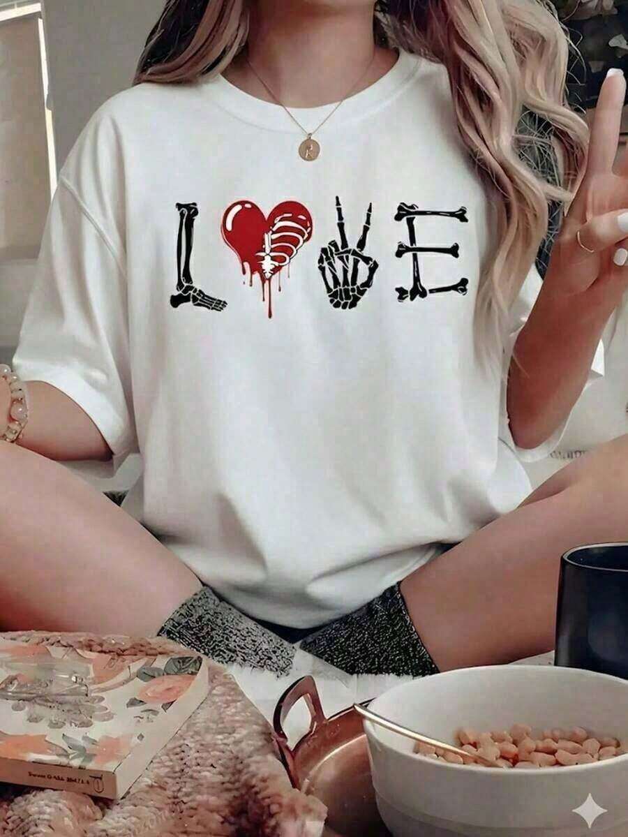 100% Pure Cotton, Breathable And Gentle On The Skin. Classic Crew Neck Design, Slim Fit, And Flattering For All Body Types. Fashionable Print With A Minimalist Style And High-Quality Finish. Unisex Design Perfect For Matching Outfits, Ideal For Everyday Wear, Dates, Leisure, And Streetwear – Versatile And Timeless. - 白色 - 查看 1
