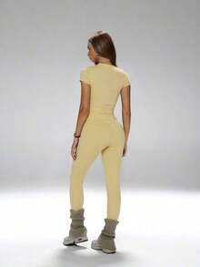 Conjunto de yoga para mujer, pantalones deportivos de cintura alta, conjunto deportivo moldeador de 2 piezas, conjunto de yoga con control de abdomen, camiseta de cuello redondo ajustada emparejada con pantalones de yoga de cintura alta, conjunto esen - Amarillo - Ver 9