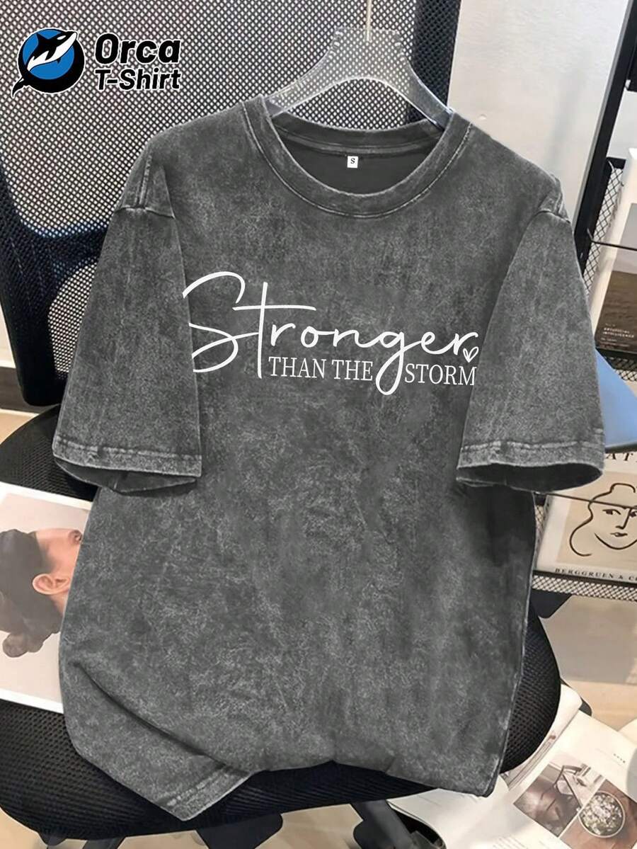 1 Vintage T-Shirt With Artistic Print "STRONGER THAN THE TORRENTA", From The American Fashion Brand, Made Of Washed Cotton With A Distressed Effect, Short Sleeves And Round Neck, Personalized, Suitable For Holidays, Outings, Casual Wear, Sports, Gifts And Other Occasions. 100% Cotton, 180g. - 灰色 - 查看 1