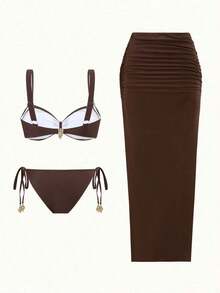 Conjunto de 3 piezas de vacaciones para mujer: Elegante traje de baño marrón con conchas marinas metálicas y plisado con vestido de tirantes con abertura lateral para playa y verano - Marrón - Ver 4