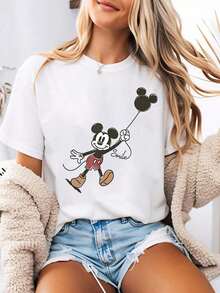 Camiseta gráfica para mujer con un estampado retro y sencillo de  sosteniendo un globo con forma de cabeza de . Esta prenda de ropa de verano para mujer es una camiseta de cuello redondo hecha de un tejido suave y cómodo 100% algodón. Perfecto para el uso diario, actividades al aire libre o salidas de compras. También es ideal como ropa de vacaciones para mujeres. - Blanco - Ver 1