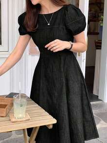 Vestido corto de mezclilla con escote redondo, recogido en la cintura y mangas abullonadas en forma de línea A para mujer de unicolor - Negro - Ver 1