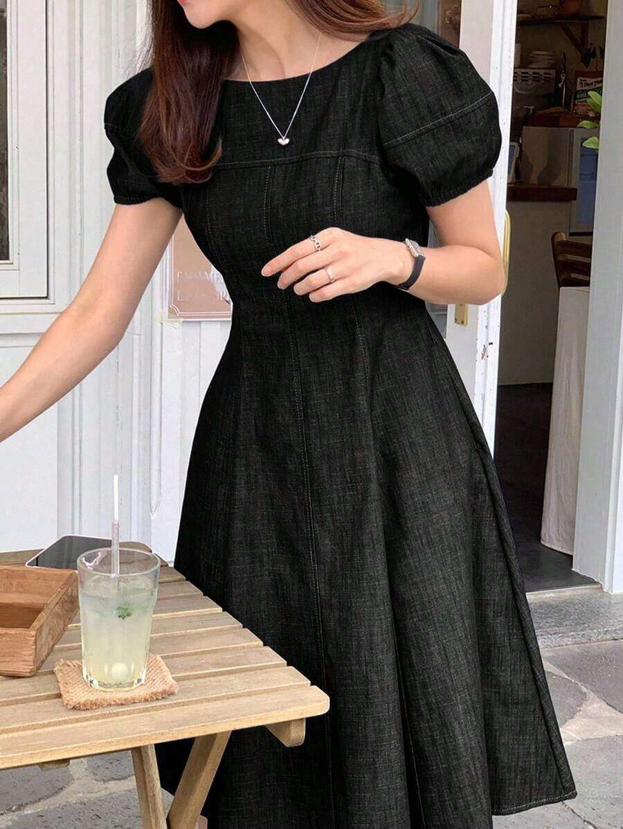 Vestido corto de mezclilla con escote redondo, recogido en la cintura y mangas abullonadas en forma de línea A para mujer de unicolor - Negro - Ver 1