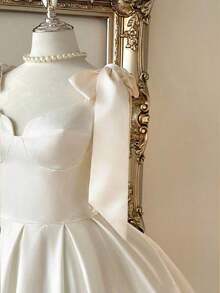 Lovelzi Elegante y lujoso vestido corto de cóctel de línea A con pliegues, tirantes de espagueti, decoración de lazo de seda con lentejuelas en color caqui - Blanco - Ver 5