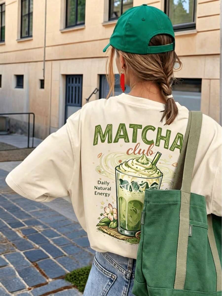 女款夏季抹茶俱樂部飲品背印寬鬆T恤,休閒短袖圓領上衣,復古咖啡廳風格舒適寬鬆版型,適合日常穿著、度假、街頭風、開學季、節日、週末出遊、海灘旅行、休閒穿搭與音樂節 - 杏色 - 查看 1