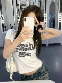 Women's White Crop Top With Round Neck And Short Sleeves, New Summer Style With Letter Print, Super Versatile And Fashionable Fitted Cut, Casual Youth Style That's Perfect For Everyday Wear And Going Out. WIWS - 白色 - 查看 3