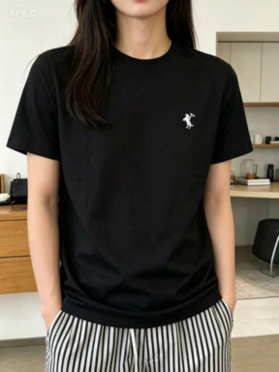 Conjunto de estilo nuevo 2026, solo se vende la camiseta (los pantalones son solo para referencia de combinación). Camiseta estampada de corte holgado. Una pieza minimalista y moderna con estampado de letras tropicales, un artículo imprescindible para un estilo relajado en vacaciones. Perfecto para ocasiones como el Día del Trabajo y el Día de la Independencia de México. - Negro - Ver 1