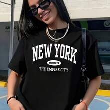 Camiseta informal de manga corta para mujer, color negro, cuello redondo, corte regular, estampado de Nueva York. - Negro - Ver 2