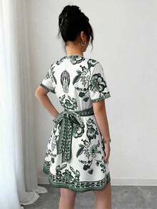 Vestido corto de manga corta estampado, de estilo bohemio, elegante, de moda y romántico para vacaciones y uso casual para mujer - Verde - Ver 2