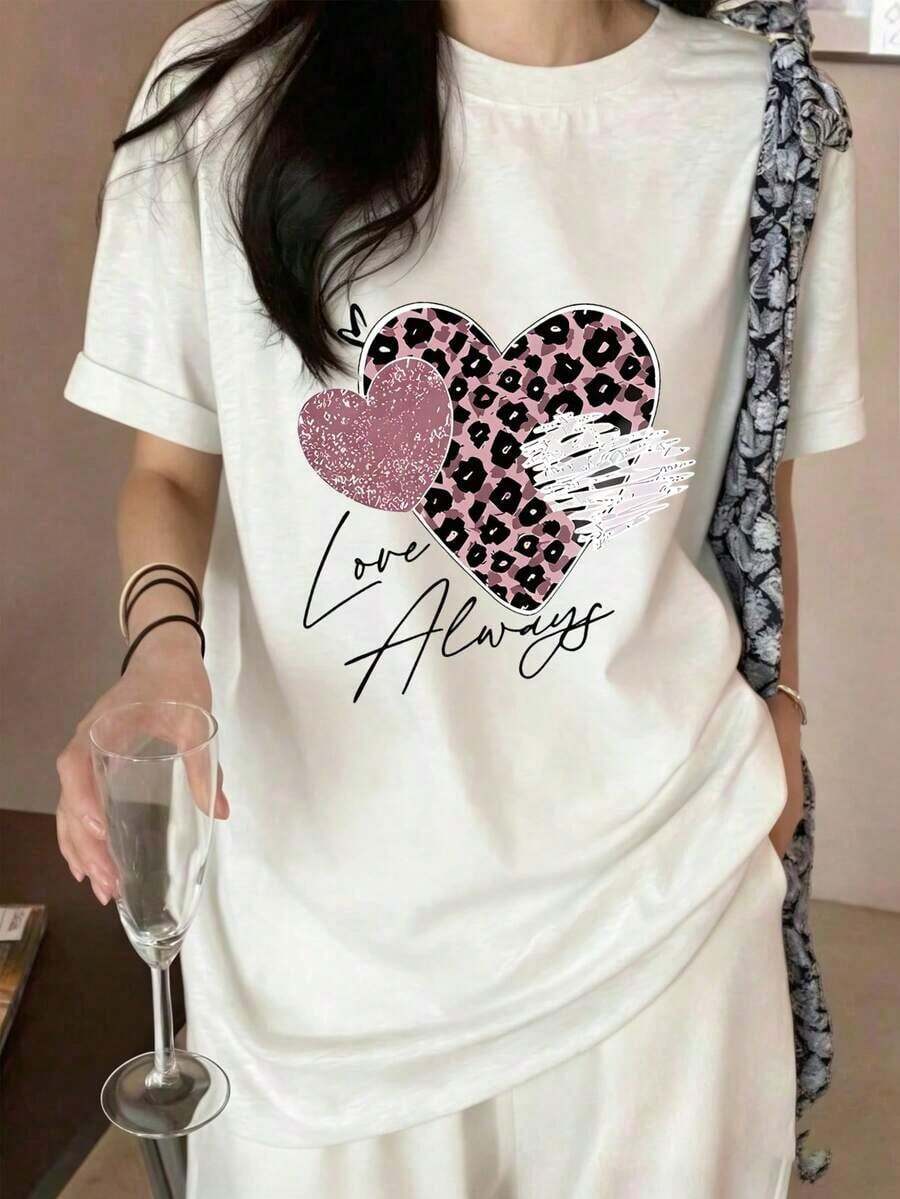 Women's Loose-Fitting White T-Shirt With A Round Neck, Short Sleeves, And A New Summer Design Featuring A Heart-Shaped Leopard Print. A Super Versatile And Fashionable Casual Style, Comfortable For Everyday Wear, Relaxed Outings, And Creating Fresh Seasonal Looks. WN2J - 白色 - 查看 1